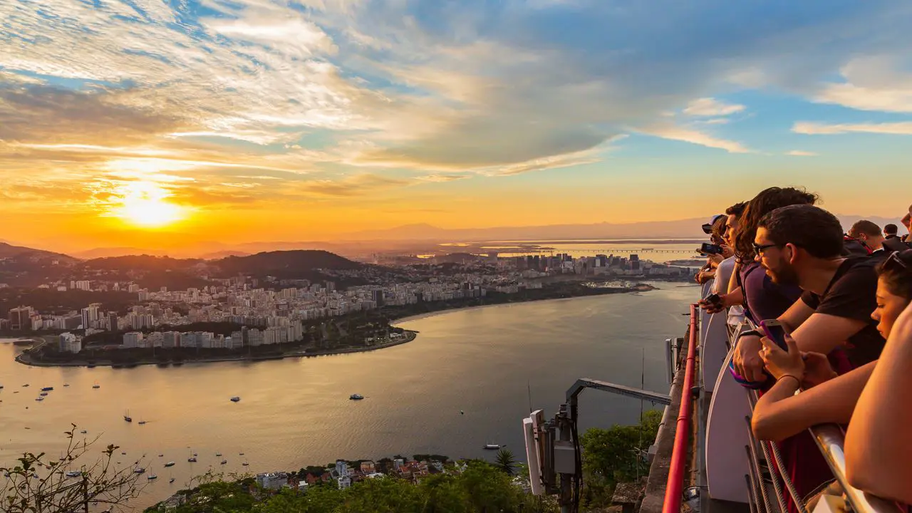 Vista aérea panorámica de la Bahía de Guanabara, la playa de Copacabana y la ciudad de Río de Janeiro desde el mirador del Cristo Redentor.