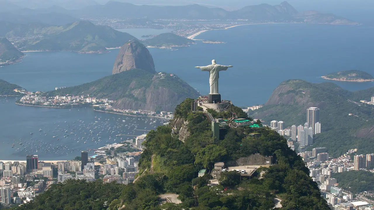 Estatua del Cristo Redentor en la cima del Cerro del Corcovado con cielo despejado en Río de Janeiro.