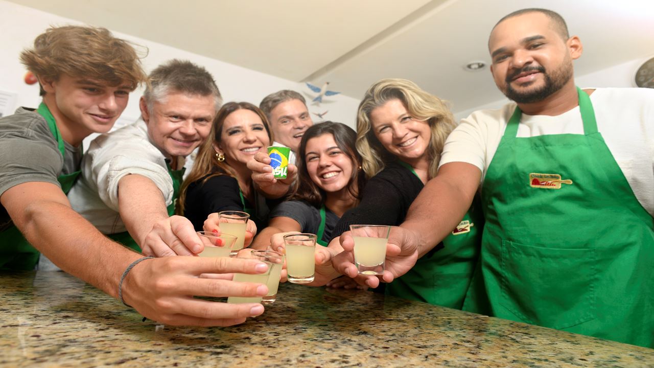 Aula De Bebidas Típicas Brasileiras Com Pôr Do Sol Na Praia De Ipanema (6)