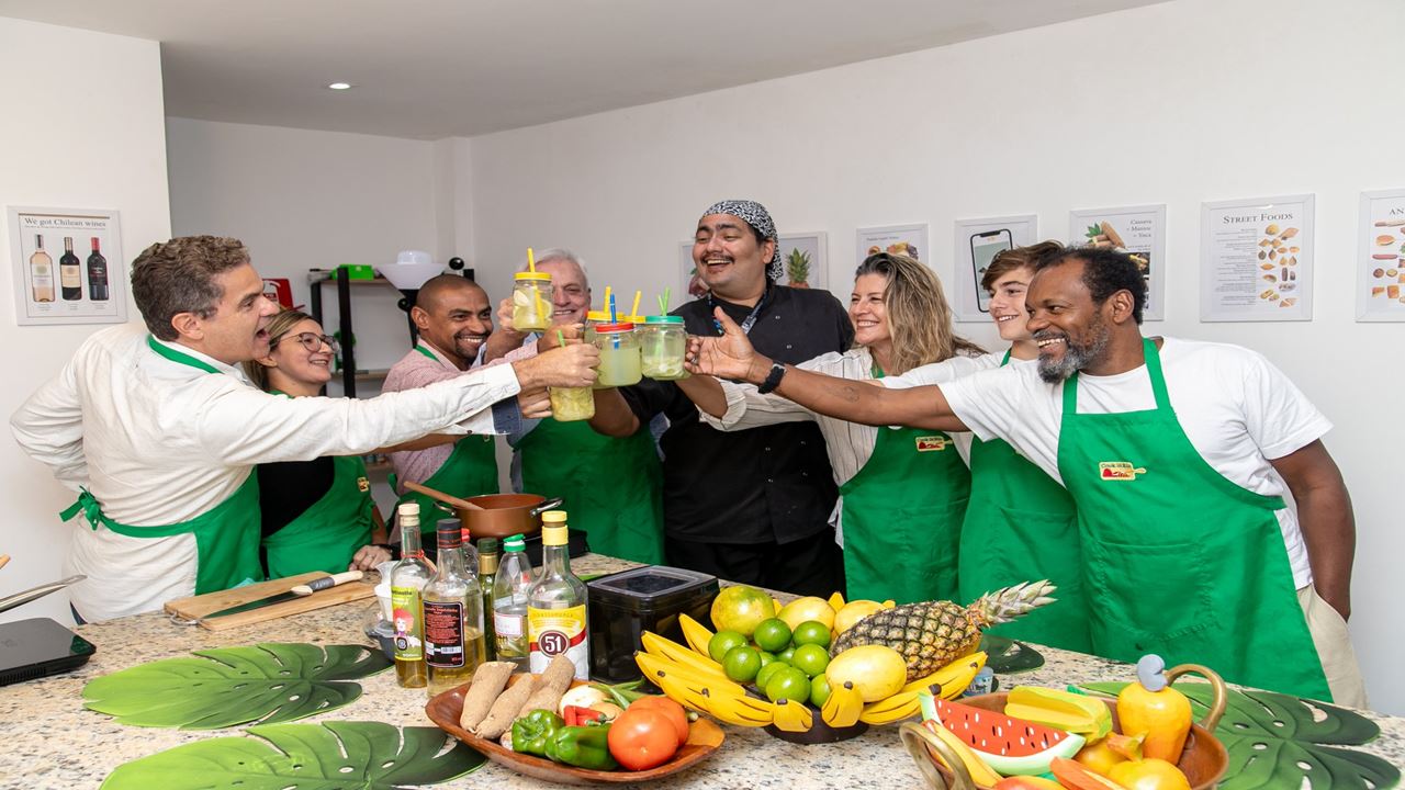 Aula De Bebidas Típicas Brasileiras Com Pôr Do Sol Na Praia De Ipanema (1)
