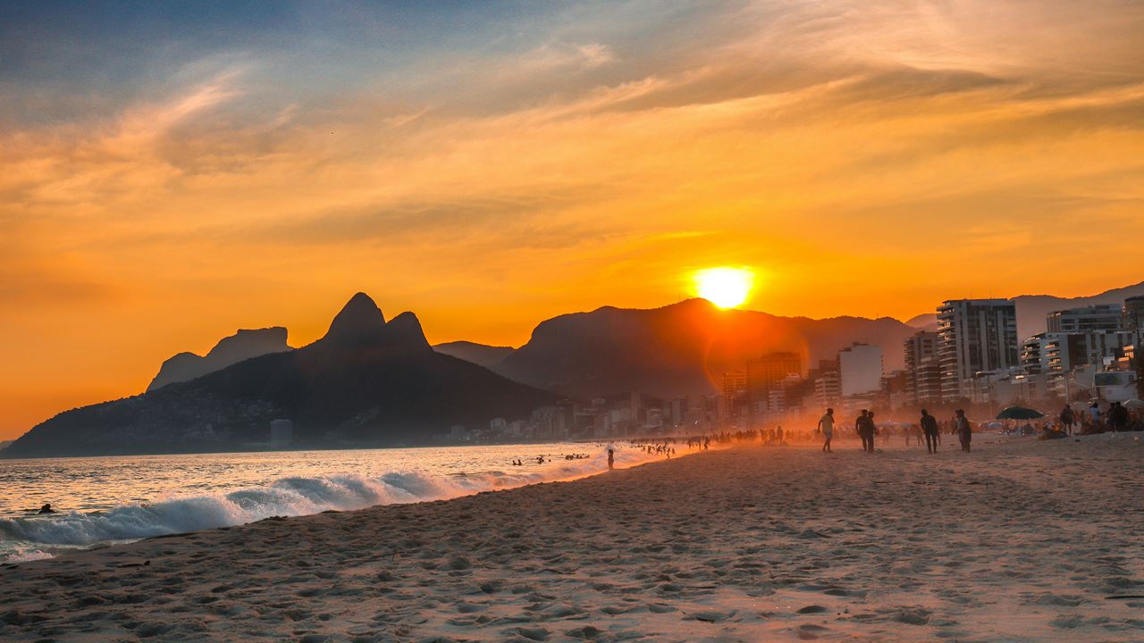 Aula De Bebidas Típicas Brasileiras Com Pôr Do Sol Na Praia De Ipanema (8)