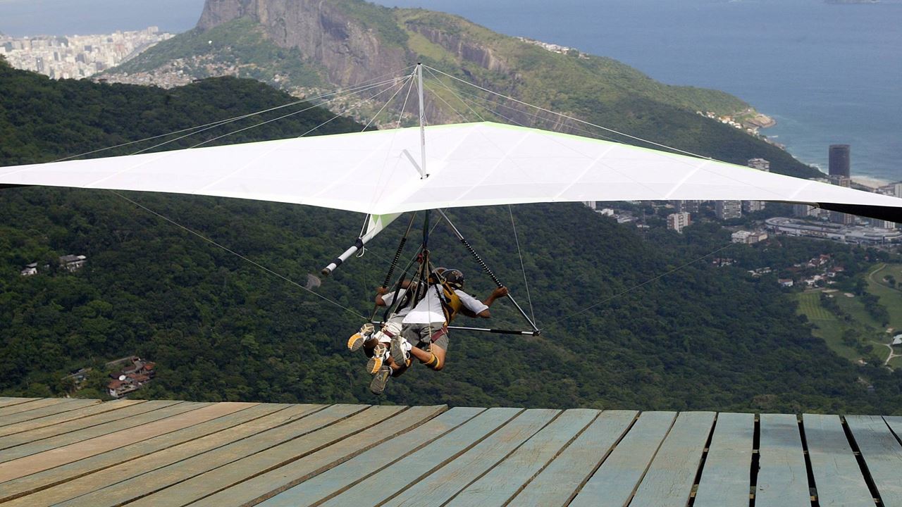 Hang Gliding Over Rio (1)